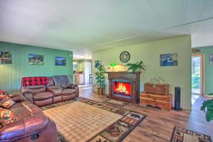 Cozy Chiloquin Retreat < 30 Mi to Crater Lake!