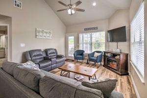 Cozy and Deluxe Branson Condo with Covered Balcony