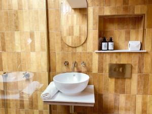 Luxury bolthole in central St.Agnes with parking.