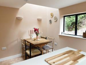 Luxury bolthole in central St.Agnes with parking.