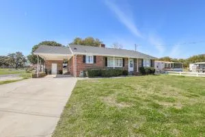 Spacious Home with Waterfront View-Welcome Pets - Sneads Ferry