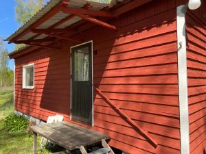 Trevlig Röd liten stuga