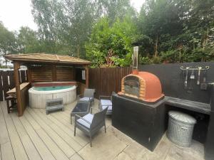 Woodpecker Log Cabin with hot tub, pizza oven bbq entertainment area, lakeside with private fishing peg situated at Tattershall Lakes