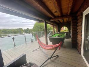 Woodpecker Log Cabin with hot tub, pizza oven bbq entertainment area, lakeside with private fishing peg situated at Tattershall Lakes