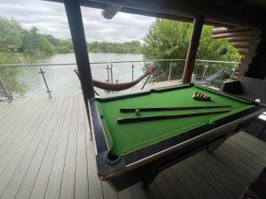 Woodpecker Log Cabin with hot tub, pizza oven bbq entertainment area, lakeside with private fishing peg situated at Tattershall Lakes