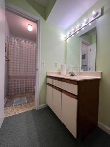 Lovely 2-bedroom condo with pool