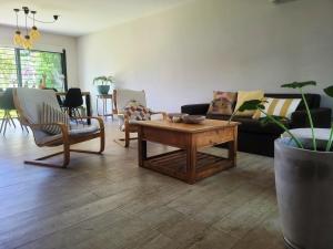 GRAN DUPLEX DE CATEGORÍA - cochera y patio - Exc ubicación en zona norte, barrio tranquilo - Bien próximo al Sanatorio Allende, Kempes y Univ Siglo XXI - Cerca de restaurantes y bares- Salida rápida al Aeropuerto, centro y las sierras