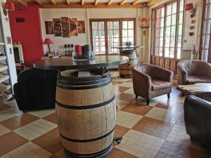 Hotels Hotel Au Feu De Bois bar a vin le 1605 : photos des chambres