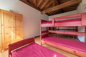 Single Bed in Mixed Dormitory Room
