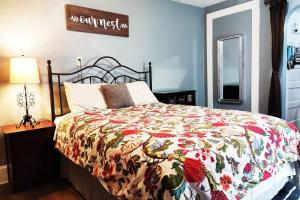 Zen Haven 4- Close to Downtown Indianapolis- Private Studio with Queen Bed