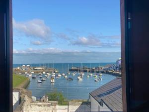 Aberaeron Island House - Panoramic Harbour Views