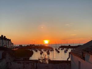 Aberaeron Island House - Panoramic Harbour Views