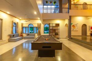 StayVistas Grey Mosaics - Vasai - 5BHK Villa with Pool Table & Private Pool