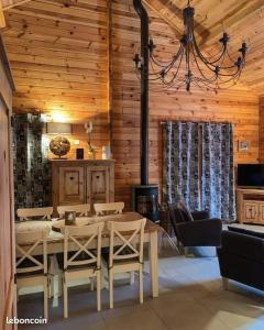 Chalets Le Familial - SPA & SAUNA - Serviettes - Peignoirs - Lits faits - Menage inclus : photos des chambres