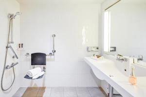 Hotels B&B HOTEL Lyon Nord 4 etoiles : Chambre Double - Accessible aux Personnes à Mobilité Réduite  - Non remboursable