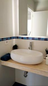 Adosado con fantásticas vistas al mar y piscina.