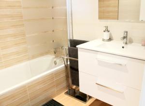 Adosado con fantásticas vistas al mar y piscina.