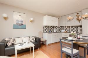 Elegancki Apartament w Centrum Gdyni z Parkingiem by Renters