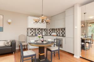 Elegancki Apartament w Centrum Gdyni z Parkingiem by Noclegi Renters