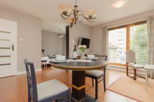 Elegancki Apartament w Centrum Gdyni z Parkingiem by Renters