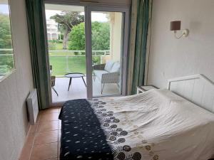 Appartement avec grande terrasse dans un magnifique parc à 5 minutes de la plage