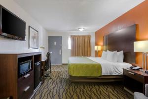 King Room - Smoking  room in Quality Inn Columbus-East