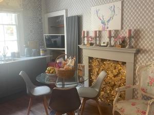 Georgian city apartment at Thomas Street double bedroom and two single trundle beds