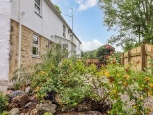 The Hideaway - Threemilestone