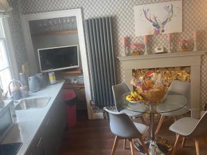 Georgian city apartment at Thomas Street double bedroom and two single trundle beds