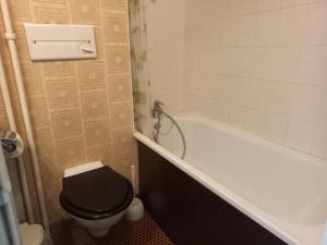 Studio de 25m² avec balcon, exposé sud-ouest, proche des commerces à Tignes - FR-1-449-58