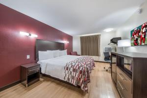 Deluxe King Room Non-Smoking room in Red Roof Inn & Suites Denton