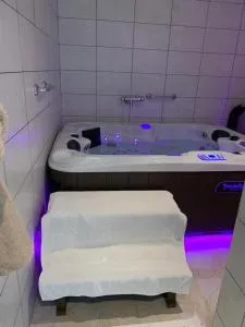 appartement avec Jacuzzi hammam sauna privatisé au rez de chaussée ds maison à Voglans à 2 kilomètres du lac du bourget en Savoie entre Chambéry et Aix les Bains cure thermale - Charancieu