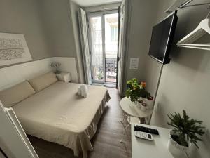 Double Room with Balcony room in El Hostall