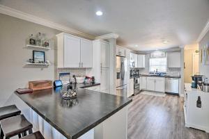 New Smyrna Beach Townhome, Walk to Bay Access!