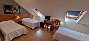 Double or Twin Room with Extra Bed room in Hostal Santo Tomé