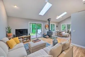 Cozy Whitehall Hideaway with Hot Tub and Chiminea! - New Era