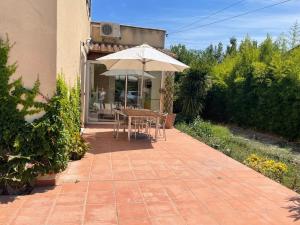 CHARMANT LOGEMENT AVEC PISCINE EN PROVENCE au premier étage d une villa
