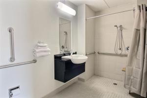 King Room - Disability Access room in Motel 6-Willoughby OH - Cleveland