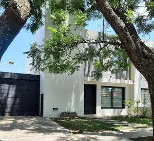 GRAN DUPLEX DE CATEGORÍA - cochera y patio - Exc ubicación en zona norte, barrio tranquilo - Bien próximo al Sanatorio Allende, Kempes y Univ Siglo XXI - Cerca de restaurantes y bares- Salida rápida al Aeropuerto, centro y las sierras