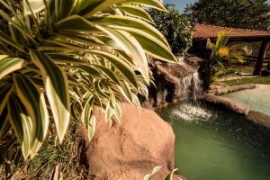 Casa de campo com piscina cascata artificial