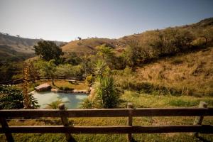 Casa de campo com piscina cascata artificial