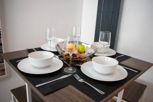 121 Studio - Central Studio Apartment, Terrace & Full Kitchen - Airport & Train Shuttle