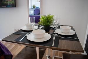 121 Studio - Central Studio Apartment, Terrace & Full Kitchen - Airport & Train Shuttle