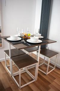 121 Studio - Central Studio Apartment, Terrace & Full Kitchen - Airport & Train Shuttle