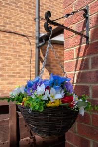 121 Studio - Central Studio Apartment, Terrace & Full Kitchen - Airport & Train Shuttle