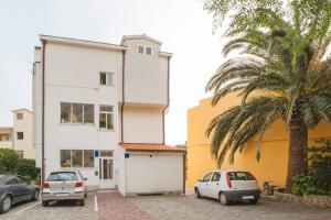 Apartments with parking space Makarska - 6729