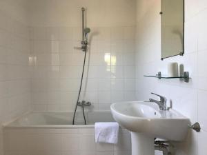 Maisons de vacances Villa in Les Forges with Golf & Pool Access : photos des chambres