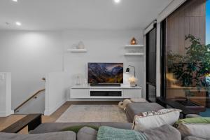 StayCentral - Northcote Townhouse with Study