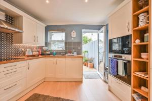 Lisburne Place - Luxury Three Bedroom Town House