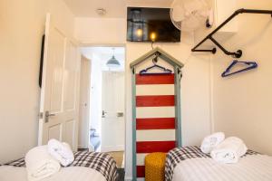 Cozy, Chic, Dairy Cottage near to Beach & Shops- Parking